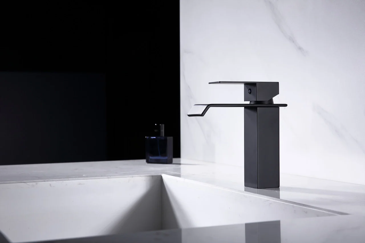 Arcinela Single Handle Faucet (Black/Chrome/Brushed Nickel)